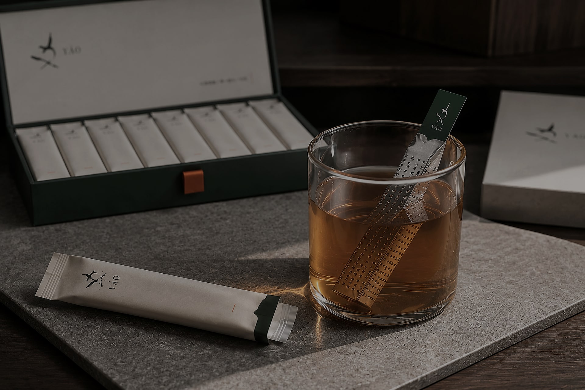 爻茶简置入茶汤中的产品开发概念图